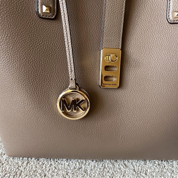 Michael Kors Carson Carryall Tote and Smartphone Wallet Bundle Pebbled Leather - Picture 5 of 16
